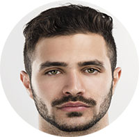 Visage de garçon jeune brun