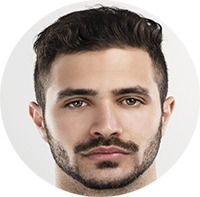 Visage de garçon jeune brun