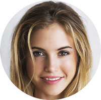 Visage de femme blonde