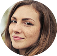 Visage de femme brune